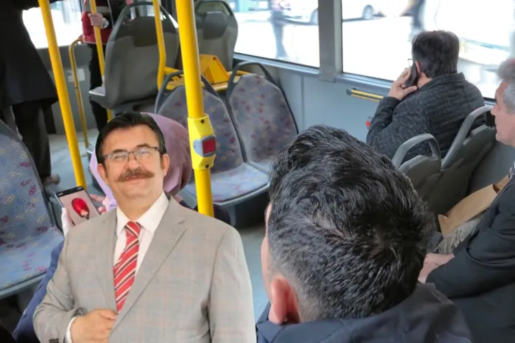 https://www.bursahakimiyet.com.tr/cdn/QId7PMZHwdMnURq5X5Iep1EI6XQ=/750x500/webp/2025/11/28/burulas-in-patronu-bursa-da-sahaya-inip-otobusleri-denetledi-1764310160-835_large.webp