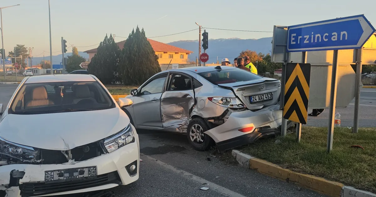 Erzincan'da iki otomobilin çarpışması sonucu 5 kişi yaralandı