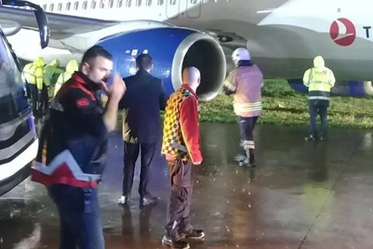 https://www.bursahakimiyet.com.tr/cdn/mp-H-z1AjXAmGHT-8v9xa4wFeoY=/750x500/webp/2025/12/08/istanbul-da-yolcu-ucagi-pistten-cikti-inis-sirasinda-korku-dolu-anlar-1765173853-338_large.webp