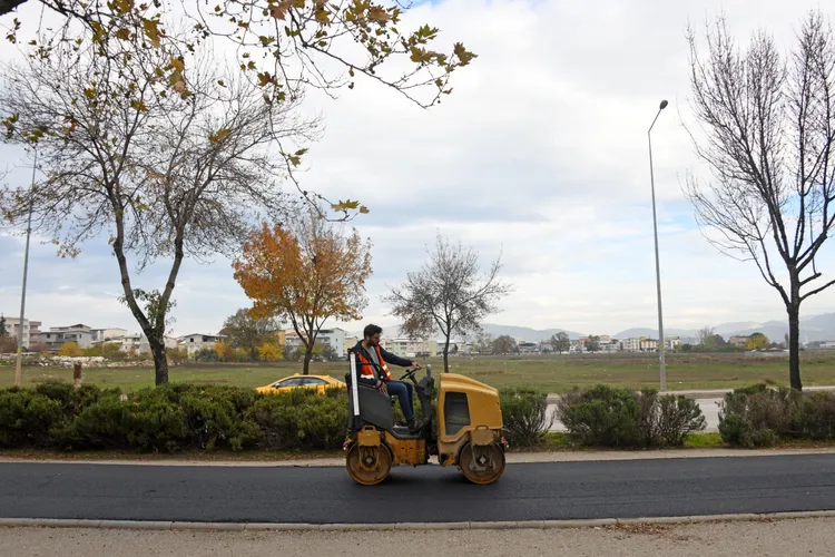 https://www.bursahakimiyet.com.tr/cdn/nQg0Vgw7qXaQ1MGbkUR6MtHwQmg=/750x500/webp/2025/11/29/bursa-osmangazi-de-park-ici-yollar-yenilendi-1764399014-778_large.webp