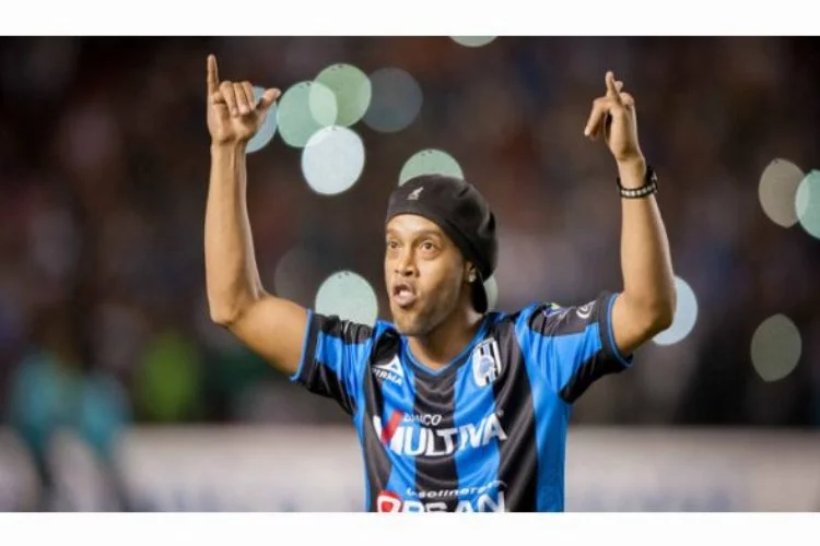 Ronaldinho hocasına kızıp sahayı terk etti
