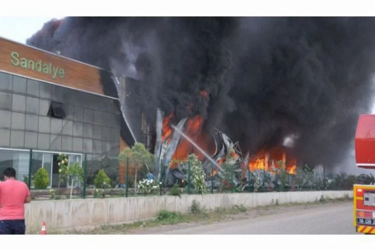 Bursa'daki dev fabrika alev alev yandı