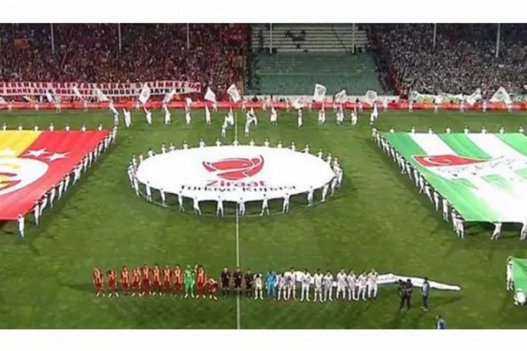 Galatasaray taraftarlarından olay pankart