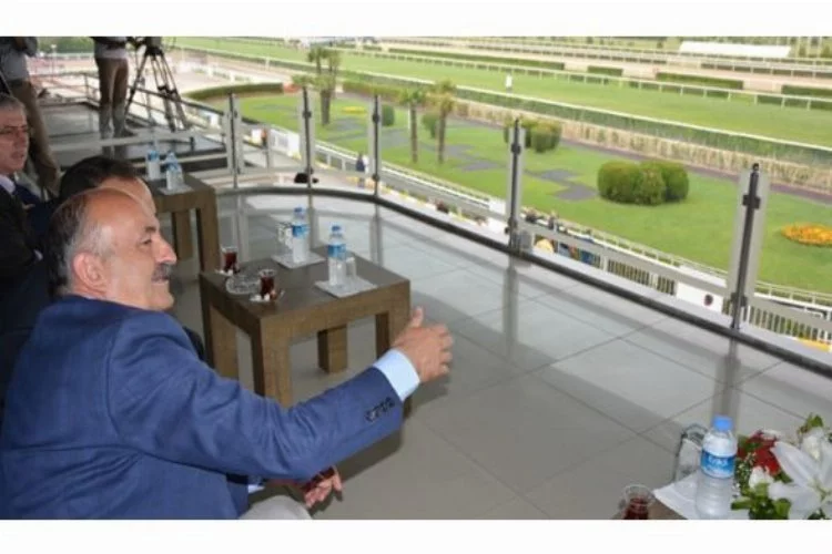 Sağlık Bakanı Bursa'da at yarışlarını izledi