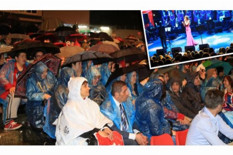 Bursa'da yağmur altında 'Türk Sanat Müziği gecesi'