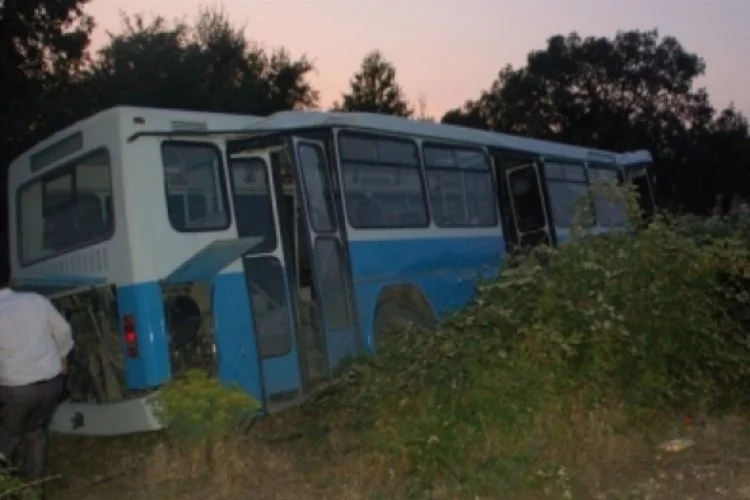 Otomobille otobüs çarpıştı: 35 yaralı