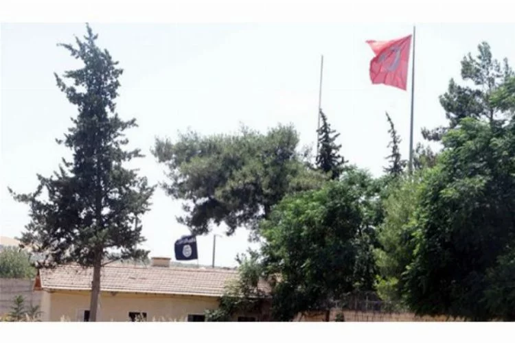 Sınırda IŞİD ve Türk bayrağı yan yana!