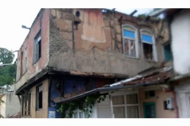Bursa'nın tarihi evleri birer birer yıkılıyor