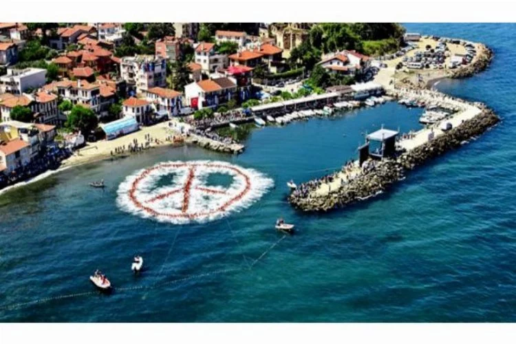 Bursa'da denizde barış sembolüyle rekor kırdılar