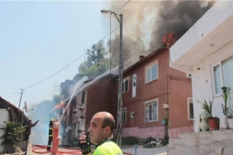 Kopan elektrik teli üç evi yaktı