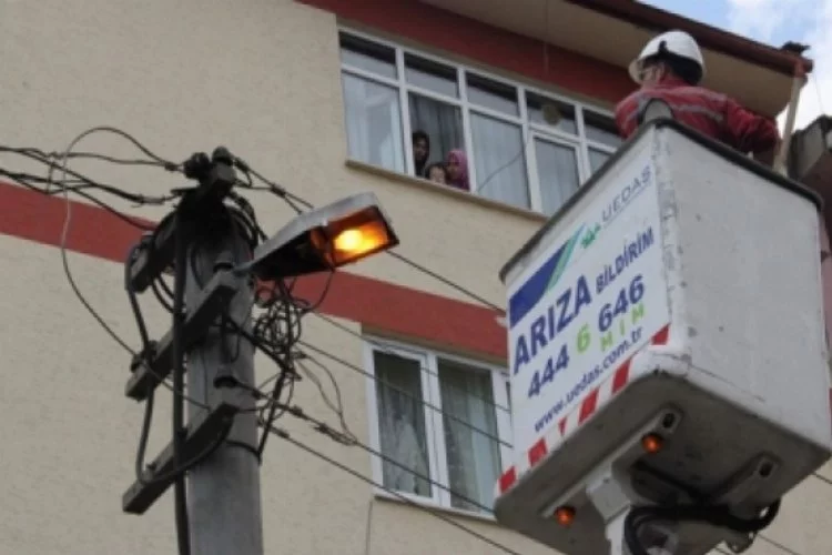 Alev alan elektrik kabloları vatandaşları korkuttu