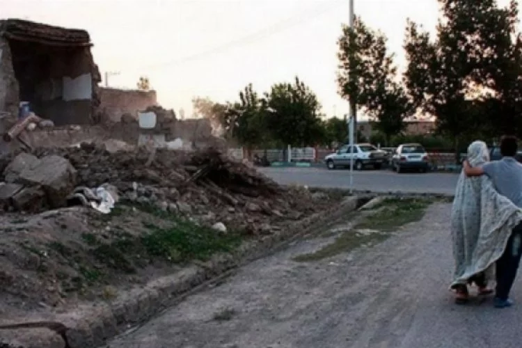İran’daki depremin bilançosu: 227 ölü, 1380 yaralı