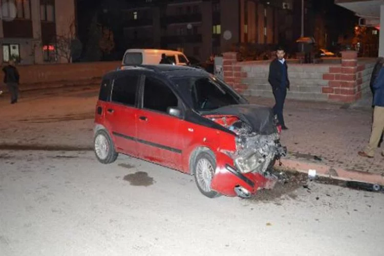 Bursa'da iki araç kafa kafaya çarpıştı... 5 yaralı