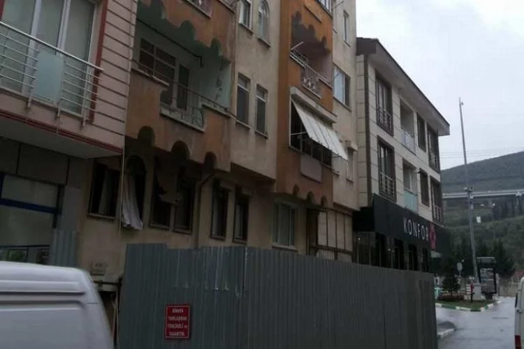Bursa'da tehlike saçan bina yıkılamıyor!