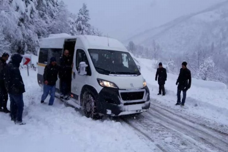 Bursa'da kar esareti! Yollarda kaldılar