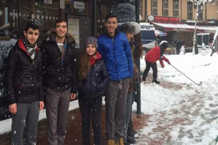 Bursa'da kar yağışı nedeniyle  okullar tatil edilmeyince...