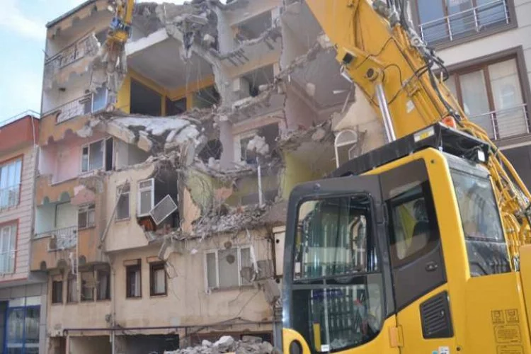 Gemlik'te deprem riski taşıyan iki bina yıkıldı