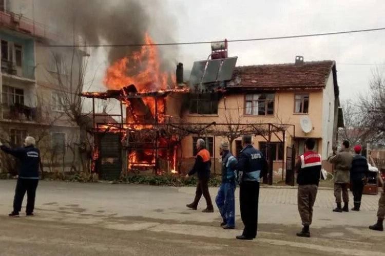 Bursa'da yangın dehşeti! 3 ev alev alev yandı