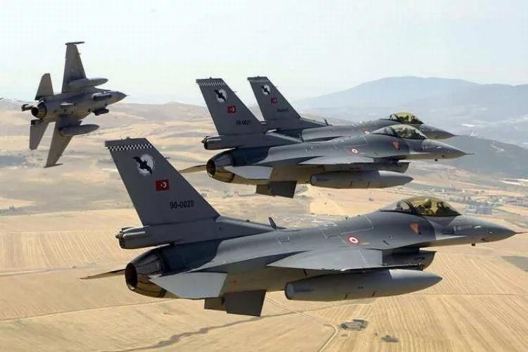 Türk jetleri Suriye sınırında devriye geziyor