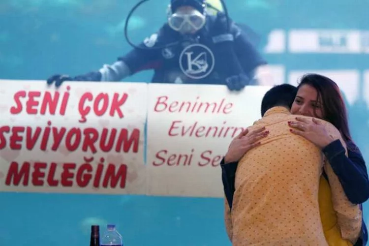 Bursa'da kız arkadaşına 'balık adam'la evlenme teklif etti