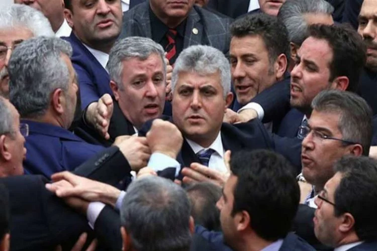 AK Partili ve CHP'li vekillerden yumruklu kavga