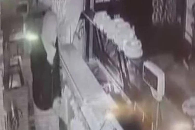 Bursa'da kar maskeli hırsızlar kameraya yakalandı