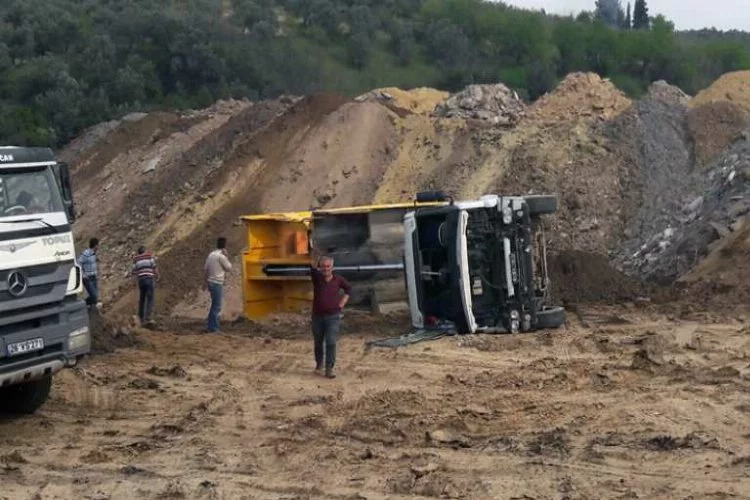 Bursa'da hafriyat kamyonu devrildi