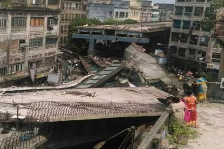 Hindistan'da köprü faciası... 10 ölü 150 kişi göçük altında