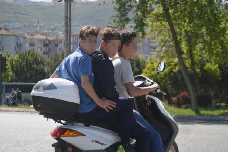 Bursa'da motosiklet ile tehlikeli yolculuk
