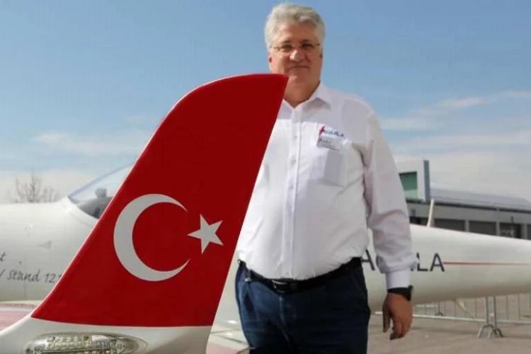 Satın aldığı uçak firmasıyla Türk bayraklı şov