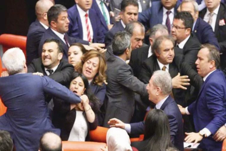  AK Partili ve HDP’li vekiller yumruk yumruğa kavga etti