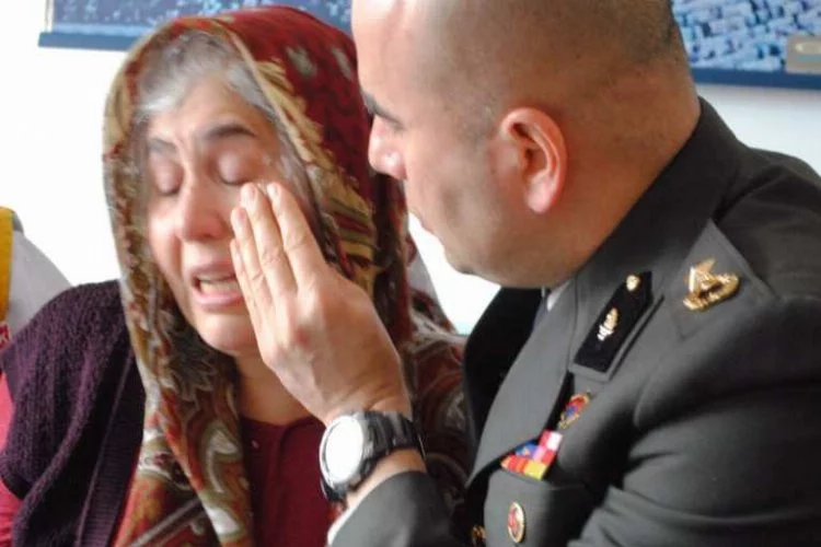 Şehit annesinin gözyaşlarını komutan sildi