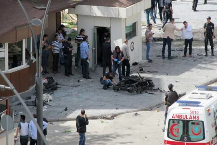 Emniyet'e bombalı saldırı! 2 şehit,  18'i polis 22 yaralı