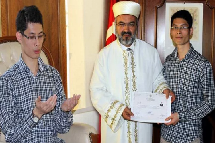 Vietnamlı ateist genç Bursa'da müslüman oldu