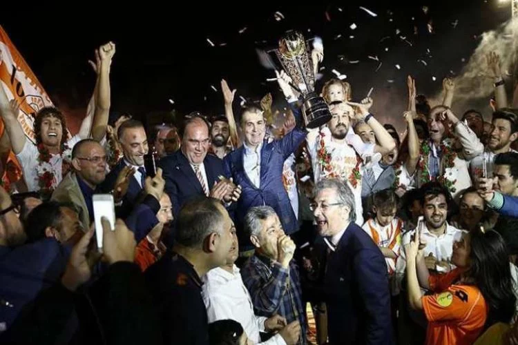 Adanaspor şampiyonluk kupasını kaldırdı
