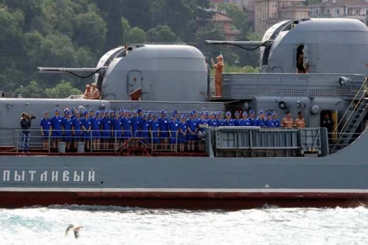 Rus savaş gemisi Boğaz'dan böyle geçti