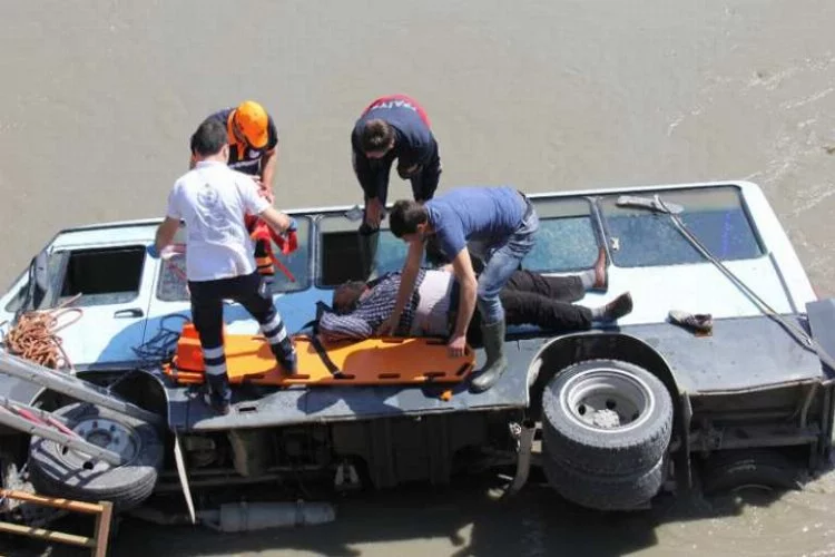 Yolcu minibüsü nehre uçtu...14 yaralı