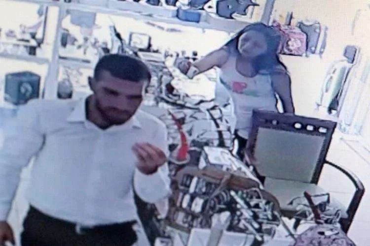 Kadın turistlerin hırsızlık anı kameraya takıldı