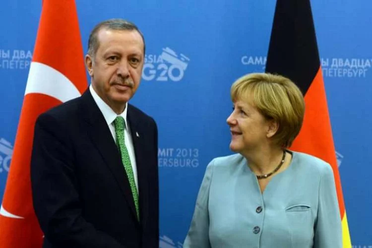 Erdoğan'dan Merkel'e 'soykırım' uyarısı