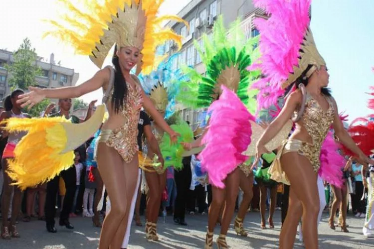 Rio Karnavalı değil Tekirdağ Kiraz Festivali