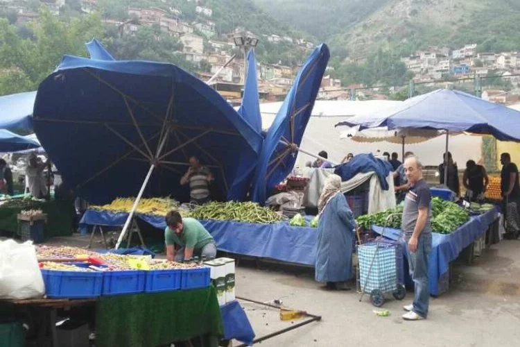 Bursa'da rüzgar pazar tezgahlarını yerle bir etti