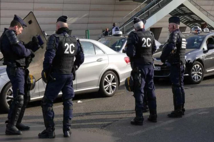 Fransa'da turist otobüsüne silahlı saldırı