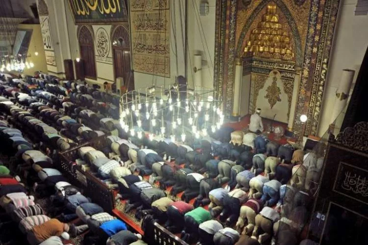 Bursa'da 15 camide hatimli teravih namazı