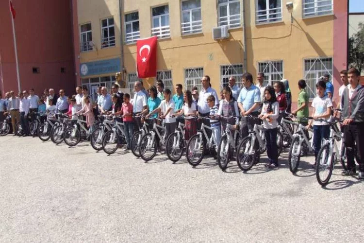 Bursa'da öğrenciler bisikletlerine kavuştu