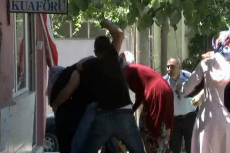 Bursa'da eylem sırasında tekme tokat kavga!