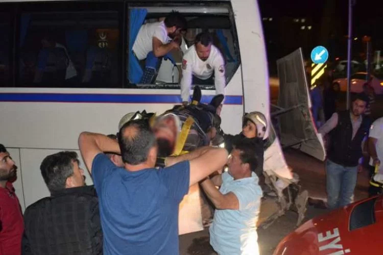 Bursa'da korkunç kaza! TIR işyerine daldı