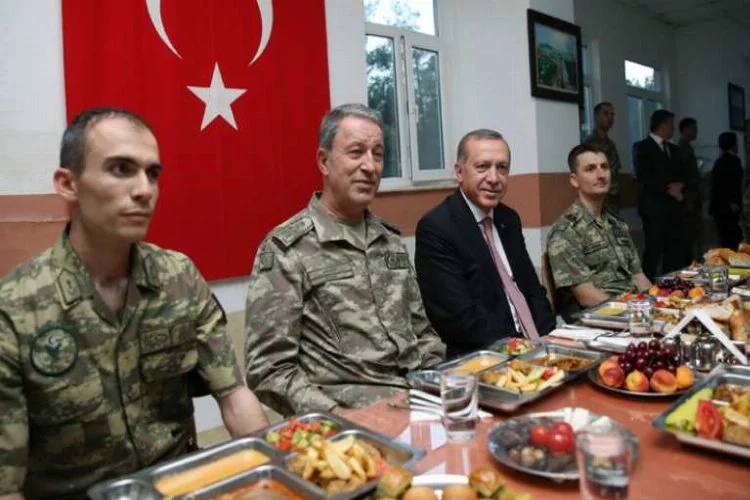 Cumhurbaşkanı Erdoğan, askerle iftar yaptı