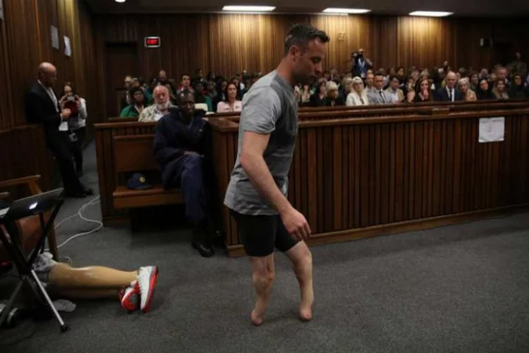  Oscar Pistorius protezlerini çıkardı yürümeye başladı