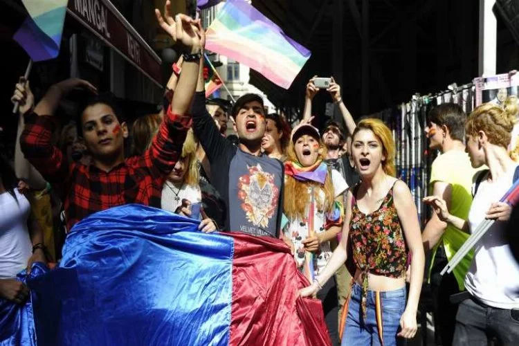 Taksim'de LGBTİ'li gruba polis müdahalesi! 