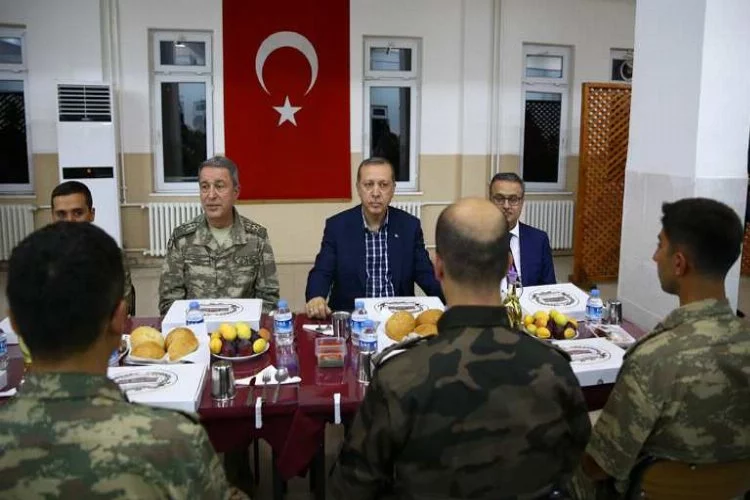 Cumhurbaşkanı Erdoğan, Cizre'de askerlerle iftar yaptı